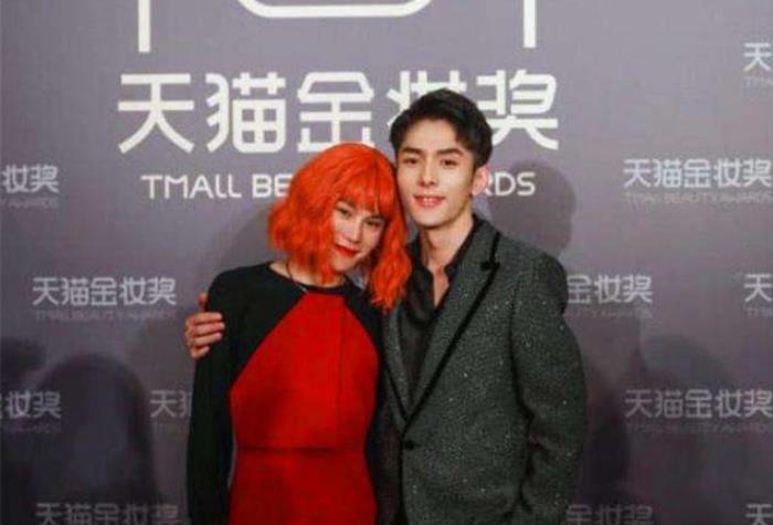 李佳琦毛毛姐.jpg 李佳琦毛毛姐.jpg