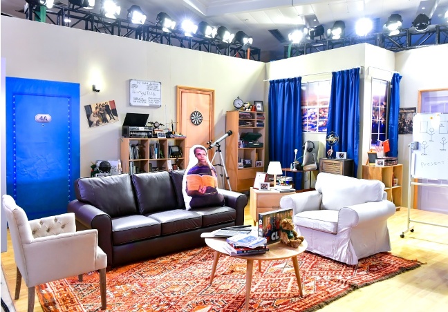 美國日的特色場景之一,就是現(xiàn)場還原了的生活大爆炸的情景客廳。.png 美國日的特色場景之一,就是現(xiàn)場還原了的生活大爆炸的情景客廳。.png